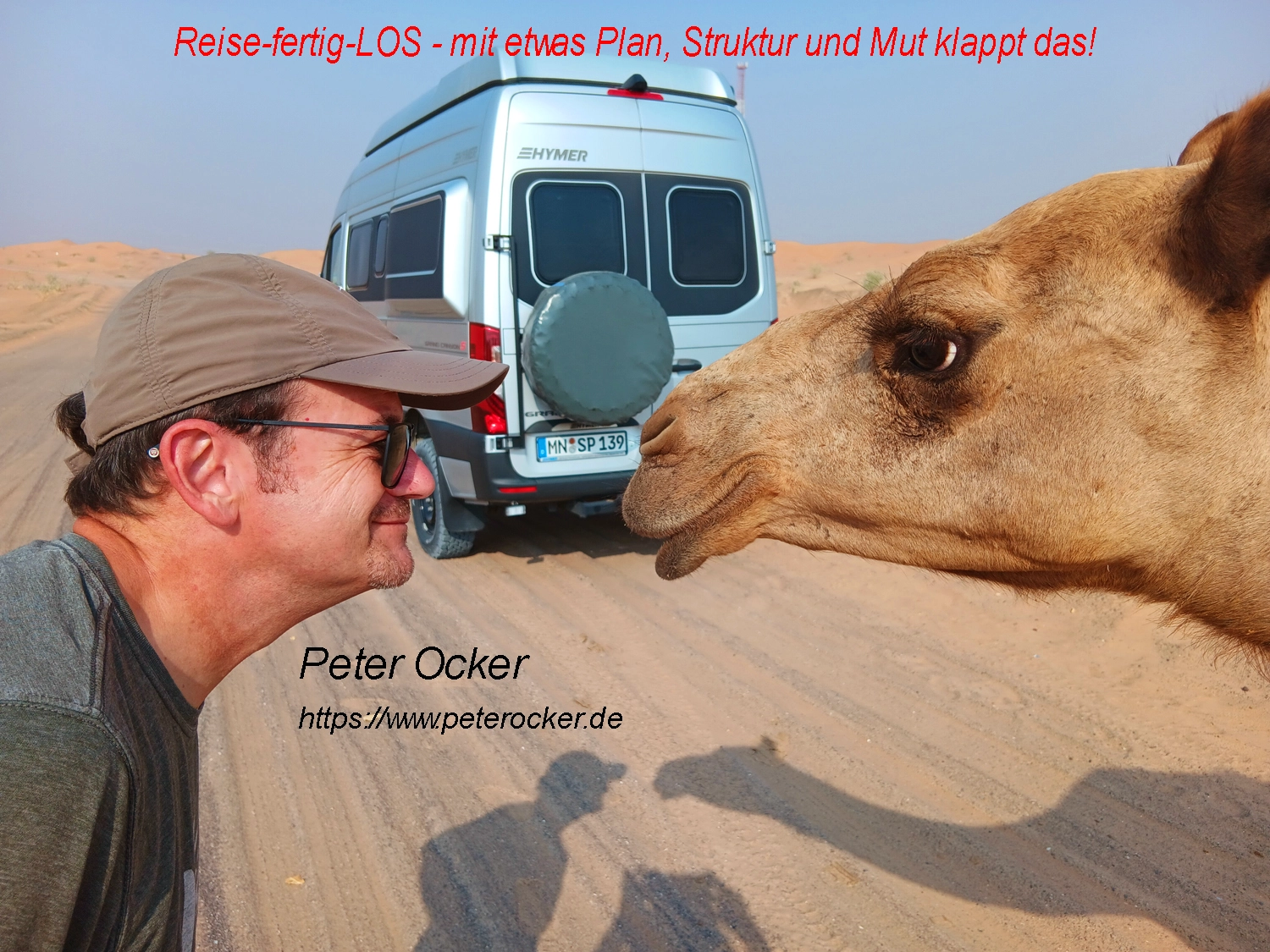 Wüste mit Hymer Camper davor ein Mann der einem Kamel in das Gesicht schaut, Nase an Nase, Peter Ocker, Weltenbummler Treffen