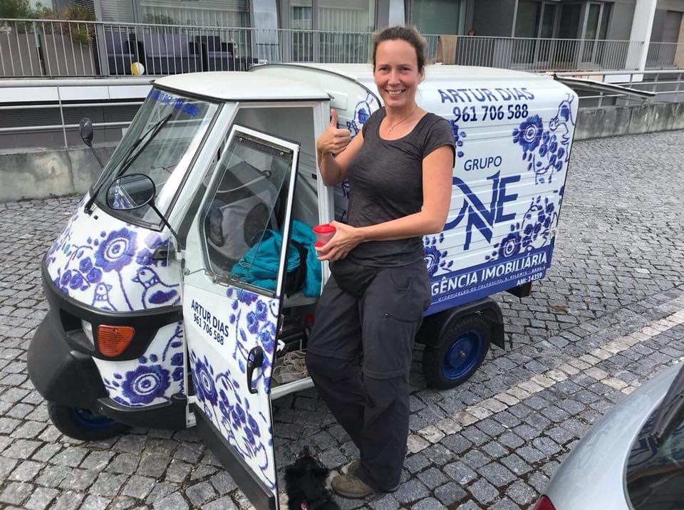 Frau (Ursula Büch) vor einem Piaggio